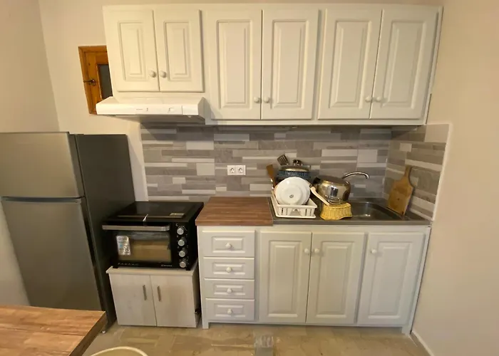 Helen\'S Apartments And Studios